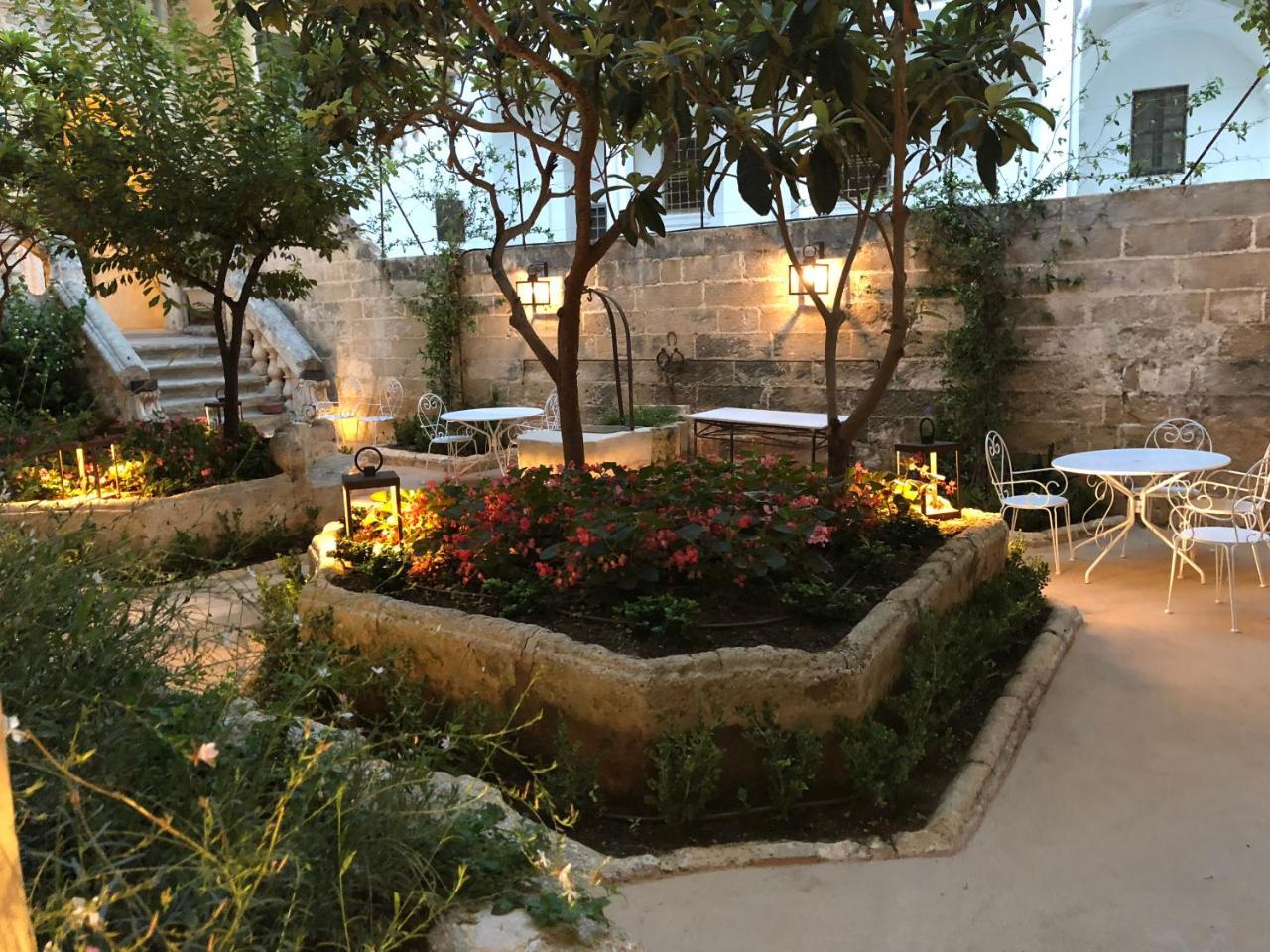 Il Giardino Della Regina Couette-café 3*
